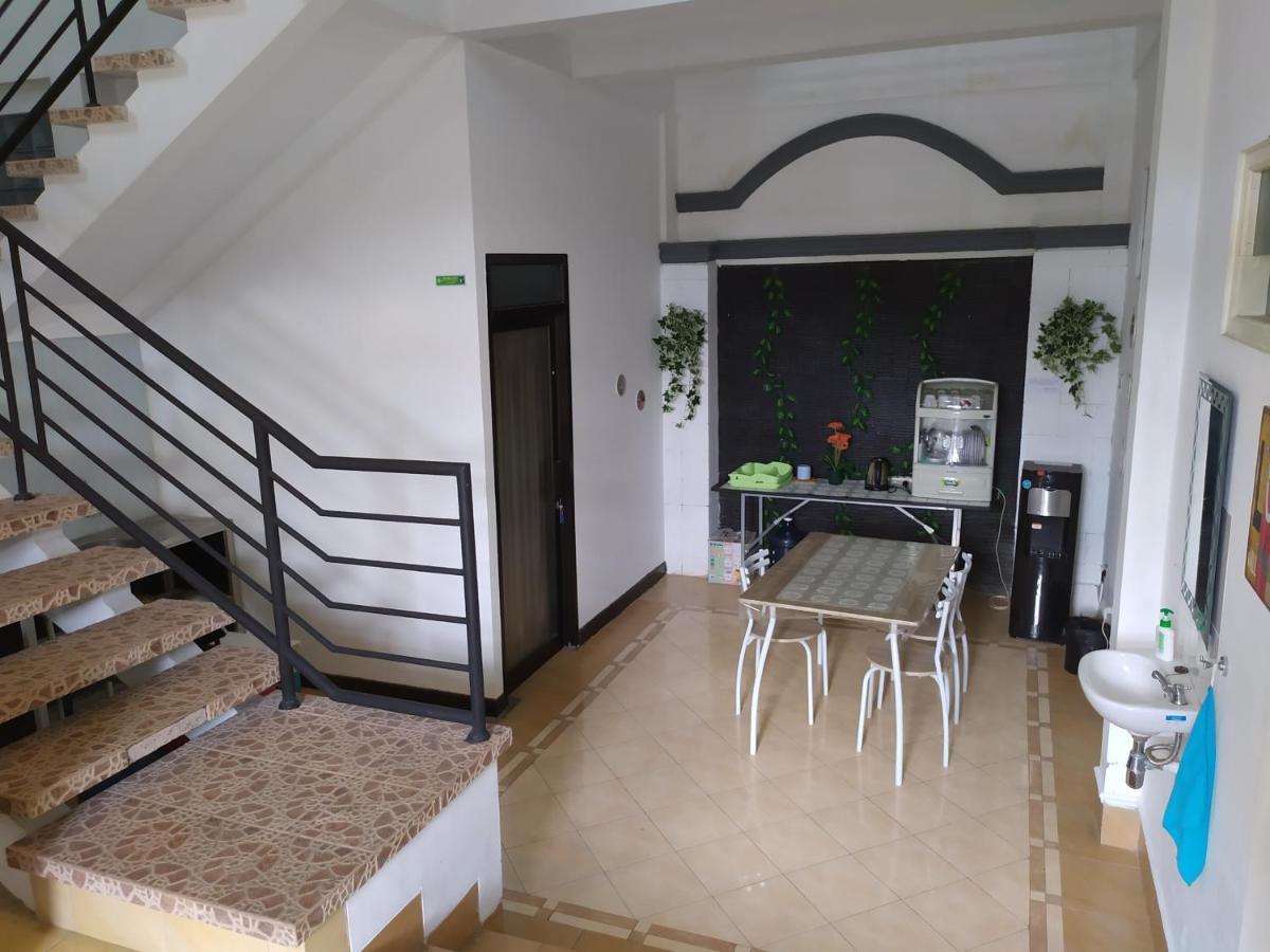 Ndalem Gorongan Guesthouse Maguwo Exterior photo